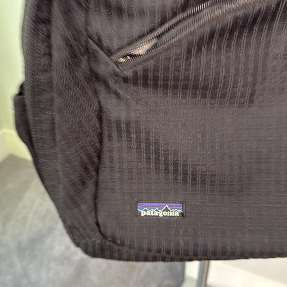 Patagonia Black Duffle EUC Large
